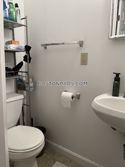 Brookline Quaint studio 1 Bath on Beacon St  Boston University - $2,095